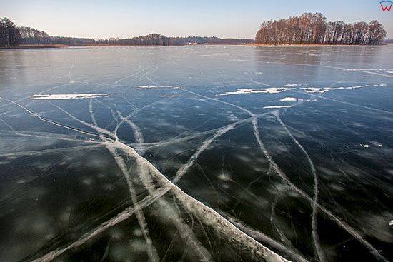 Jezioro Kisajno w zimowej scenerii, panorama na Wyspe Gownyca. EU, PL, Warm-Maz.