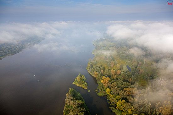 Plock, koryto Wisly po poludniowej czesci miasta widoczne przez chmury. EU, PL, Mazowieckie. Lotnicze.