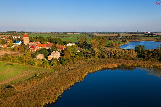 Stare Objezierze, panorama przez jezioro Objezierze Wschodnie. EU, Pl, Lubuskie. Lotnicze.
