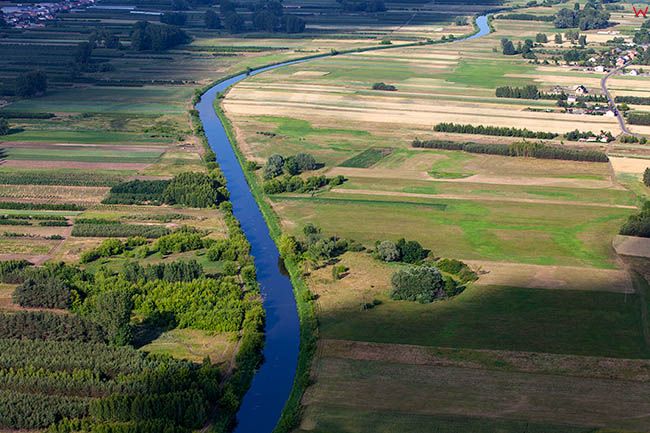 Bzura, rzeka po E stronie Lowicza. EU, PL, Lodzkie. Lotnicze.