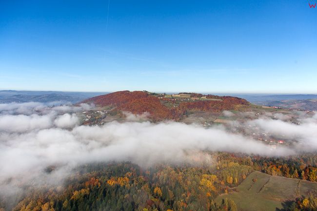 Dabrowska Gora 581 m n.p.m. u podnoza wies Dabrowa przykryta poranna mgla. EU, Pl, Malopolska. Lotnicze.