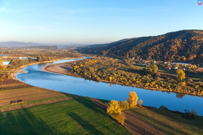 Czchow, panorama na Dunajec w kierunku Piaski - Druzkow. EU, Pl, Malopolskie. Lotnicze.