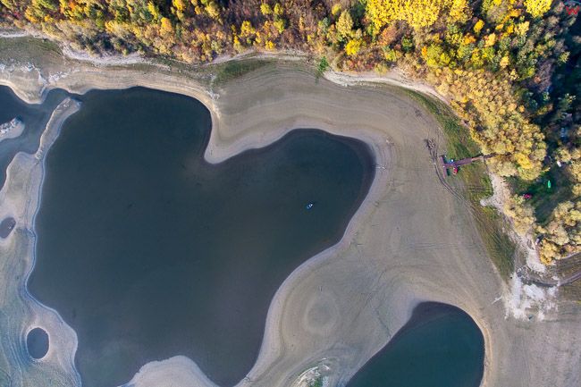 Jezioro Czorsztynskie, rekordowo niski poziom wody. EU, Pl, Malopolska. Lotnicze.