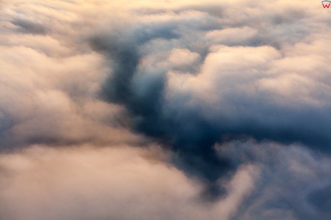 Chmury, 600 metrow nad ziemia 11.09.2016 r.. EU, PL, Warm-Maz. Lotnicze.
