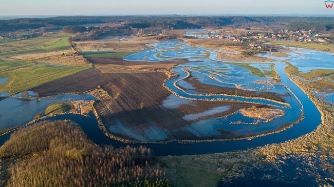 Smolajny, na wskutek dlugotrwalych opadow rzeka Lyna wystapila z koryta i zalala pobliskie poldery, 30.12.2017 r.. EU, PL, warm-maz. Lotnicze.
