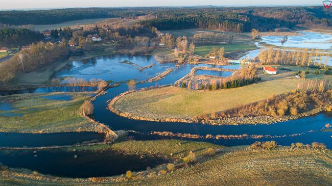 Smolajny, na wskutek dlugotrwalych opadow rzeka Lyna wystapila z koryta i zalala pobliskie poldery, 30.12.2017 r.. EU, PL, warm-maz. Lotnicze.