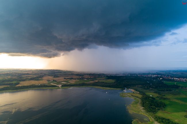 Mamry i chmury burzowe nad Wegorzewem EU, PL, warm-maz