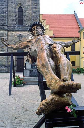 Figura Jezusa przed kościołem w Bolesławcu