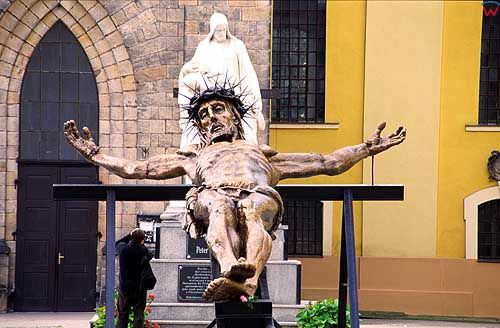 Figura Jezusa przed kościołem w Bolesławcu