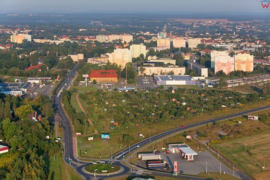 Boleslawiec - panorama od strony E. EU, PL, Dolnoslaskie. LOTNICZE.