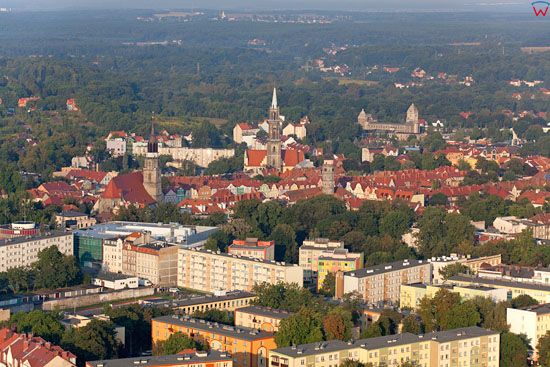 Boleslawiec, panorama na miasto od strony E. EU, PL, Dolnoslaskie. LOTNICZE.