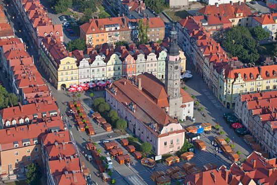 Boleslawiec, panorama na stare miasto i zabytkowy ratusz. EU, PL, Dolnoslaskie. LOTNICZE.