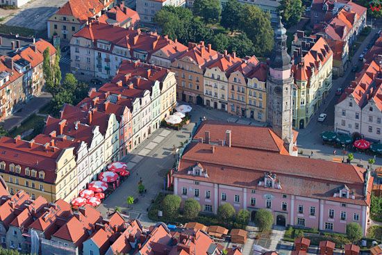 Boleslawiec, panorama na stare miasto i zabytkowy ratusz. EU, PL, Dolnoslaskie. LOTNICZE.