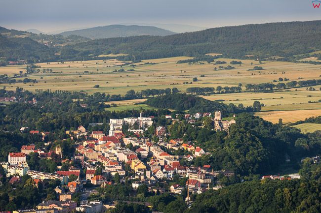 Bolkow, panorama na miasto od strony NNE. EU, PL, Dolnoslaskie. Lotnicze.