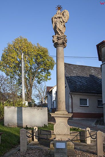Chelmsko Slaskie, kamienna rzezba przy ulicy Kamiennogorskiej. EU, Pl, Dolnoslaskie.