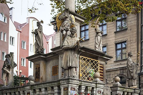 Klodzko, Kolumna Maryjna z figurami swietych na Placu Boleslawa Chrobrego. EU, PL, Dolnoslaskie.