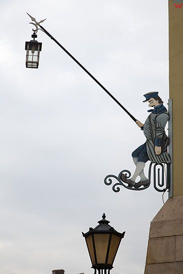 Klodzko, ulica Grottgera, latarnia trzymana przez Rybaka. EU, PL, Dolnoslaskie.
