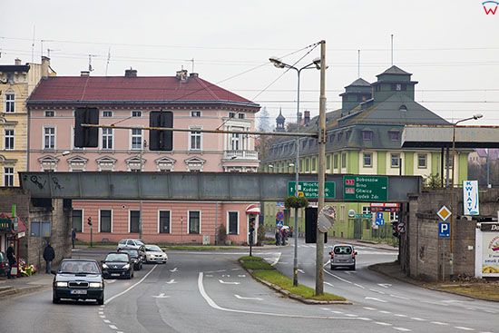 Klodzko, ulica Kosciuszki z wiaduktem kolejowym. EU, PL, Dolnoslaskie.