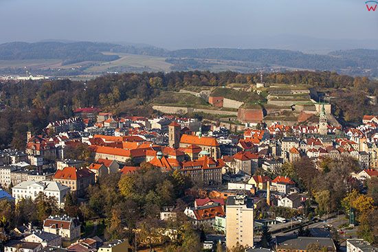 Klodzko, panorama na miasto iTwierdze od strony SSE. EU, Pl, Dolnoslaskie. Lotnicze.