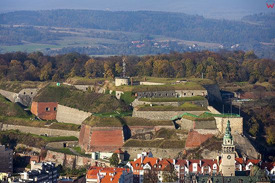 Klodzko, panorama na miasto iTwierdze od strony SSE. EU, Pl, Dolnoslaskie. Lotnicze.