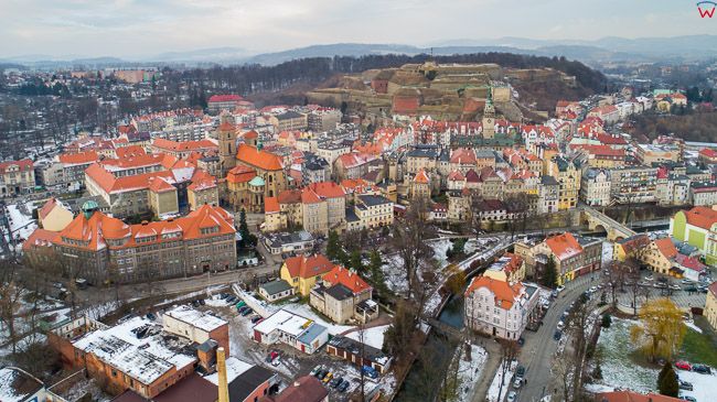 Klodzko, panorama na stare miasto i twierdze. EU, PL, dolnoslaskie. Lotnicze.