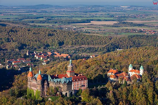 Zamek Ksiaz, panorama z lotu ptaka. EU, Pl, Dolnoslaskie. Lotnicze.