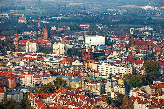 Legnica, panorama na Stare Miasto od strony SSW. EU, PL, Dolnoslaskie. Lotnicze.