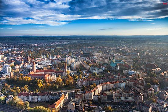 Legnica, panorama na Stare Miasto od strony N. EU, PL, Dolnoslaskie. Lotnicze.