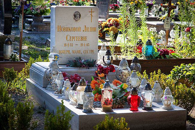 Legnica, pomnik Lidii Nowikowej na cmentarzu komunalnym. EU, Pl, Dolnoslaskie.