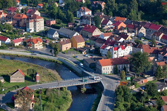 Rzeka Kwisa przeplywajaca przez miasto Lesna. EU, Pl, Dolnoslaskie. Lotnicze.