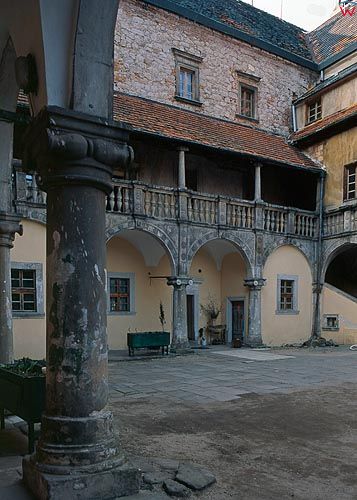 Lwówek Śląski, dziedziniec pałacu.