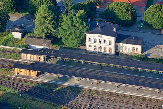 Lwowek Slaski, opuszczony dworzec kolejowy. EU, PL, Dolnoslaskie. LOTNICZE.