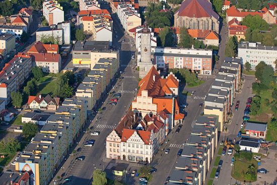 Lwowek Slaski, panorama na rynek z ratuszem. EU, PL, Dolnoslaskie. LOTNICZE.