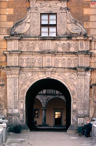 Lwówek Ślaski brama przed pałacem
