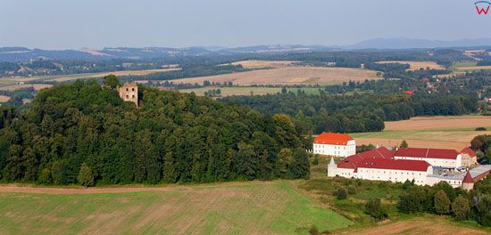 Zamek Gryf i palac Proszowka. Neues Schloss Greiffenstein. EU, Pl, Dolnoslaskie. Lotnicze.