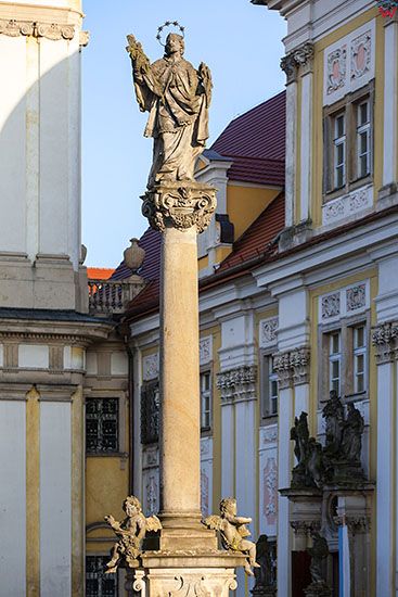 Trzebnica, kolumna na Placu Jana Pawla II stojaca przy Bazylice. EU, Pl, Dolnoslaskie.