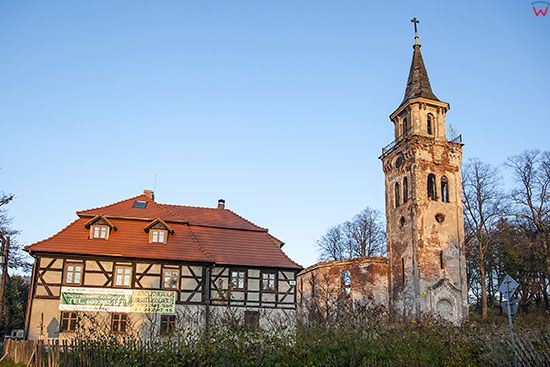 Unislaw Slaski, ruiny opuszczonego kosciola ewangelickiego. EU, Pl, Dolnoslaskie.