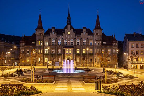 Walbrzych, Plac Magistracki w wieczorowej scenerii z ratuszem w tle. EU, Pl, Dolnoslaskie.