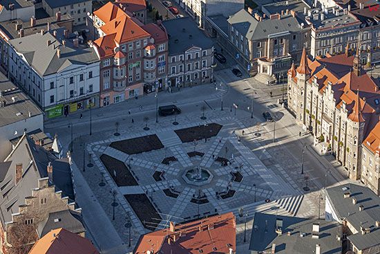 Walbrzych, stare miasto - Plac Magistracki z Ratuszem. EU, Pl, Dolnoslaskie. Lotnicze.