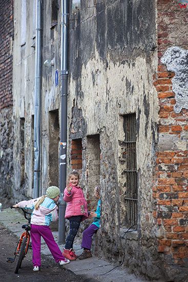 Walbrzych, dzieci bawiace sie przy ulicy Waskiej. EU, PL, Dolnoslaskie.