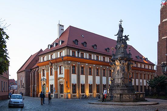 Wroclaw, Pomnik Nepomucena na tle Poradni Adopcyjnej. EU, Pl, Dolnoslaskie.