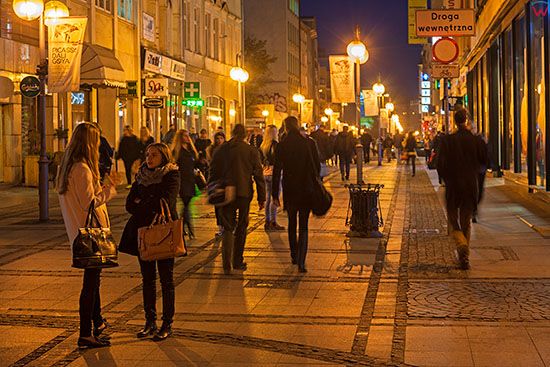 Wroclaw, ulica Olawska w wieczorowej iluminacji. EU, PL, Dolnoslaskie.