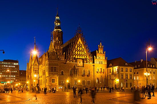 Wroclaw, Ratusz Miejski w wieczorowej iluminacji. EU, PL, Dolnoslaskie.