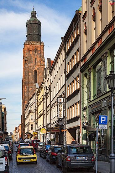 Wroclaw, ulica Kielbasnicza z panorama na wieze Bazyliki. EU, PL, Dolnoslaskie.