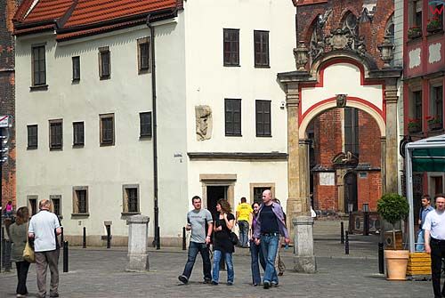 Dolnoslaskie. Wroclaw, widok z rynku w strone kamienicy Jas.
