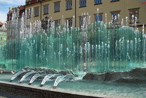 Dolnoslaskie. Wroclaw, fontanna przy rynku.