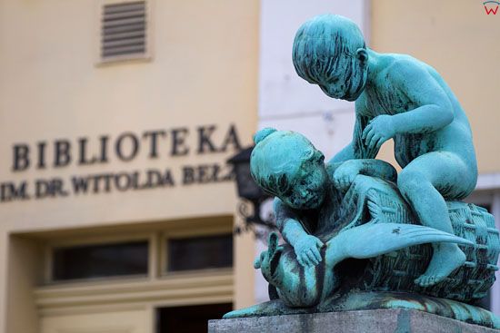 Bydgoszcz, dzieci bawiace sie gesia - pomnik na Starym Rynku. EU, PL, Kujawsko-Pomorskie.