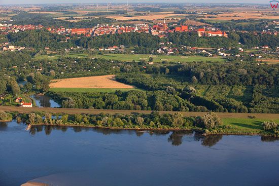 Chelmno - panorama przez rzeke Wsle. EU, PL, Kujawsko-Pomorskie. LOTNICZE.
