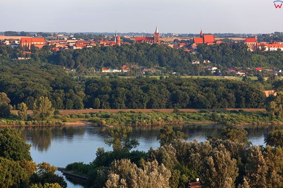 Panorama na Chelmno od strony Wisly. EU, PL, Kujawsko-Pomorskie. LOTNICZE.