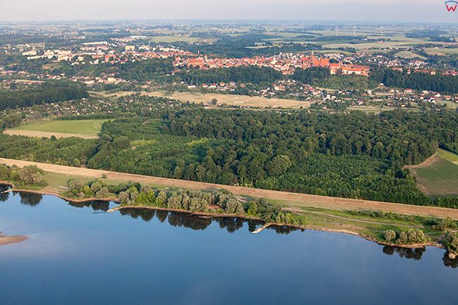 Chelno, panorama miasta przez rzeke Wisla. EU, Pl, Kujawsko-Pomorskie. Lotnicze.
